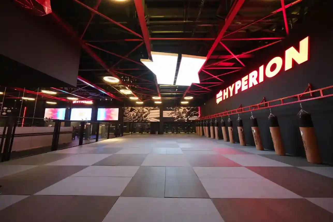 Bursa Özlüce spor salonu – grup dersleri ve ısınma egzersizleri için geniş alan